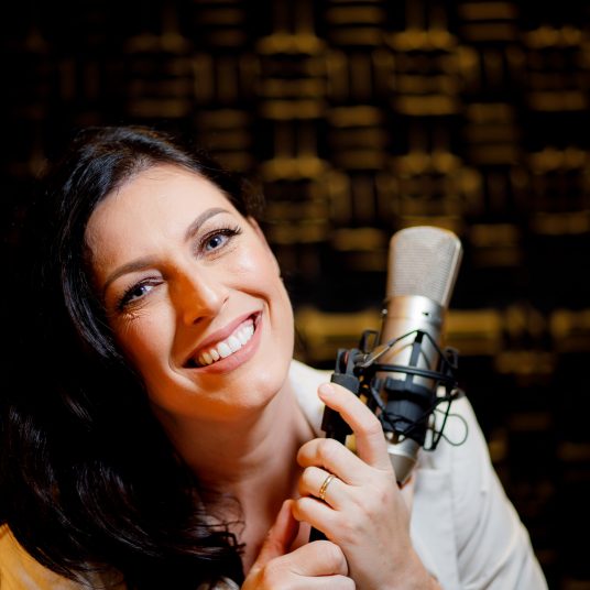 Maria Carolina L. - professional Portuguese (Brazilian) voice actor at Voice Crafters