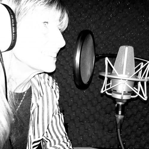 Claudia R. - professional French voice over talent at Voice Crafters