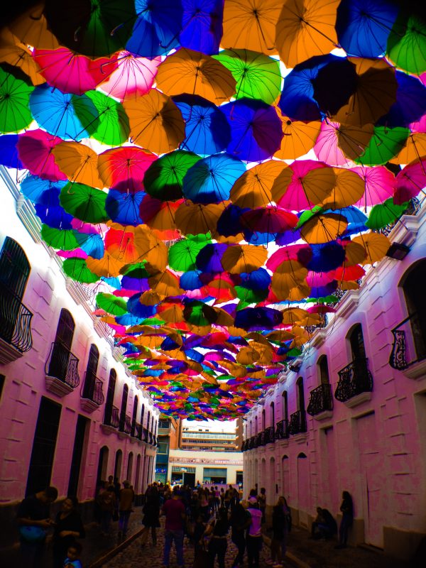 Venezuelan Spanish voice actors - People walking under umbrellas in Caracas Venezuela