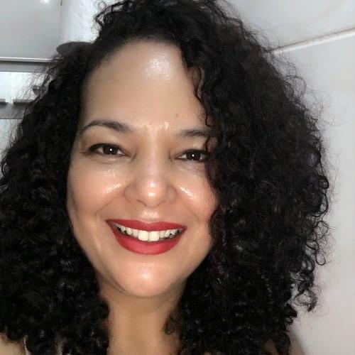 Linda C. - professional Portuguese (Brazilian) voice actor at Voice Crafters