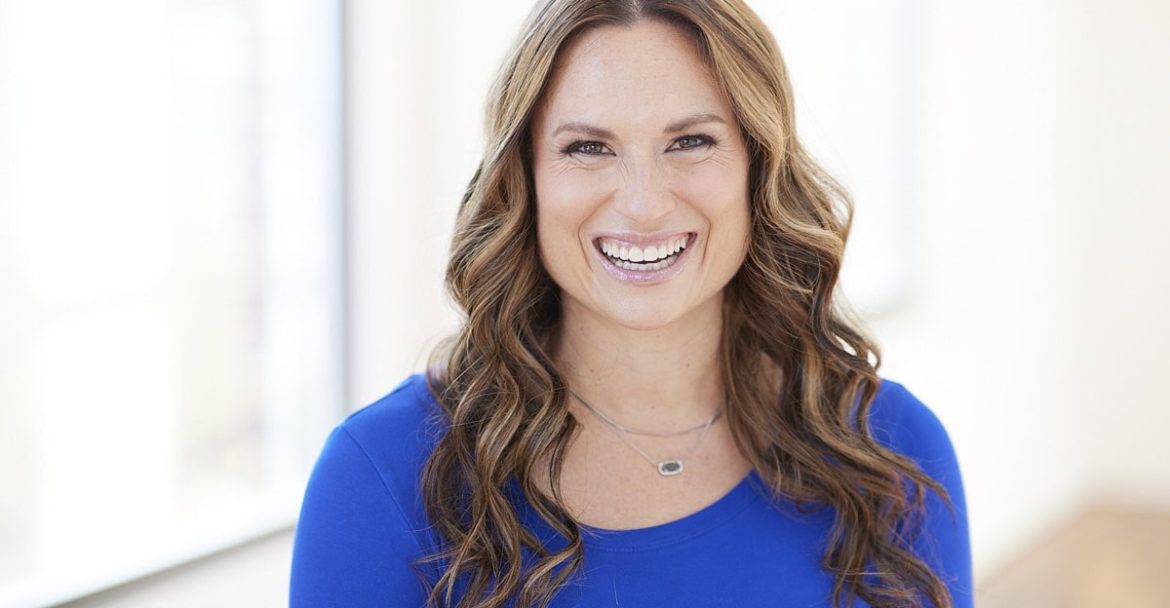 B2B Voice Over American Voice Talent Tracy L 1170x608